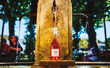 Botella del rosado de Château La Coste