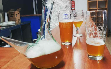 Cervezas en distintos recipientes