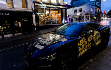 Coche publicitario en el exterior