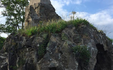 Monumento ubicado junto a los viñedos