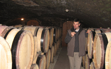 Durrieu en la cava, catando de las barricas