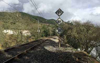 Paso a nivel que atraviesa la propiedad donde se ubica la bodega