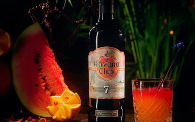 Composición con la botella de Havana Club 7 Pigalle