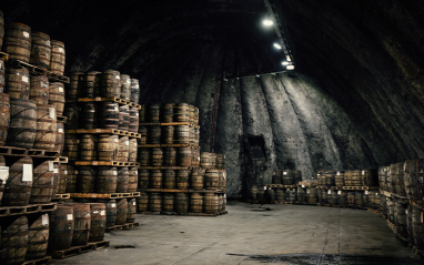 Sala subterránea de envejecimiento del whiskey