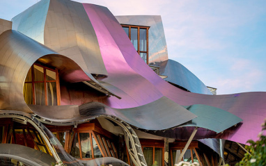 Detalle del hotel proyectado por Frank O. Gehry