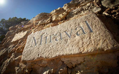 Nombre de la bodega inscrito en la piedra