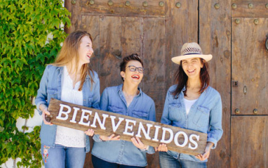 Trabajadoras en la entrada a bodega