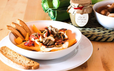 Delicioso plato preparado con paté de setas y trufa blanca