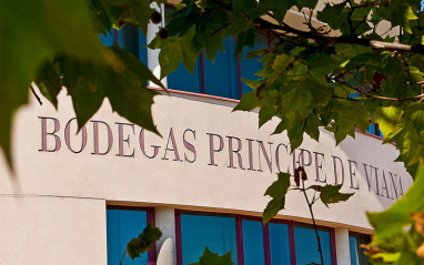 Detalle de la fachada de Bodegas Príncipe de Viana