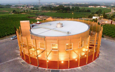 La arquitectura de la bodega tiene simboliza una barrica de vino.