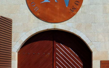 Logo en la fachada de Regina Viarum