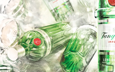 La botella verde y el diseño sencillo y elegante caracterizan a esta destilería 