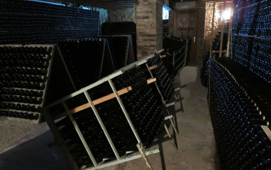 Pupitres con botellas de cava.