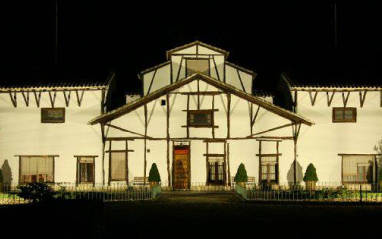 Imagen nocturna de la fachada de bodega