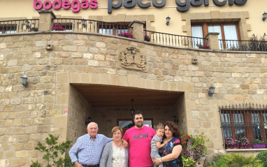 Familia al frente de la bodega