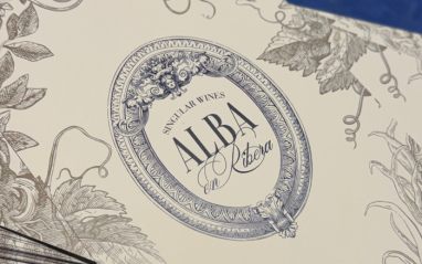 Detalle del diseño de la etiqueta de Alba en Ribera