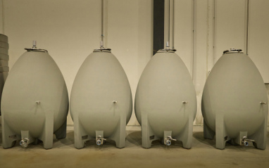 Depósitos huevos de cemento en el interior de la bodega