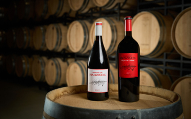Dos botellas de vino de la bodega Bosque de Matasnos sobre una barrica de madera