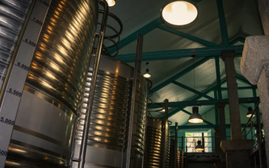 Depósitos de acero inoxidable en el interior de la bodega Condes de Albarei