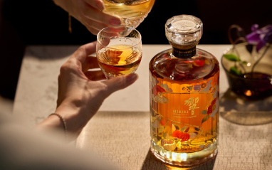 Botella y vasos de whisky Hibiki Japanese Harmony Chiso Limited Edition 2026